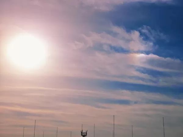 [北京驚現天空三日同現！大太陽翼側雙星伴行，奇景震撼全城！]