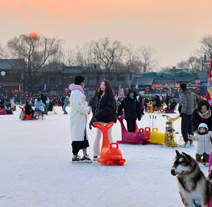 “獨家熱點：王大陸與神秘新戀情在什刹海盡情滑冰，雙人甜蜜互動瞬間引爆全場!”